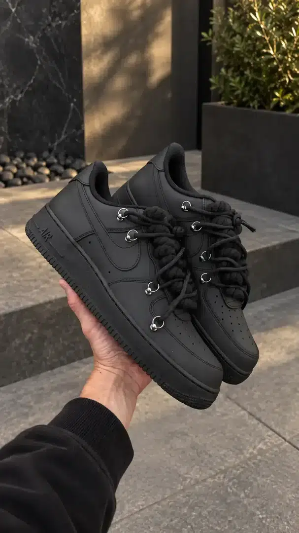 Black / White — Luxury · 32 LUXURY colorway