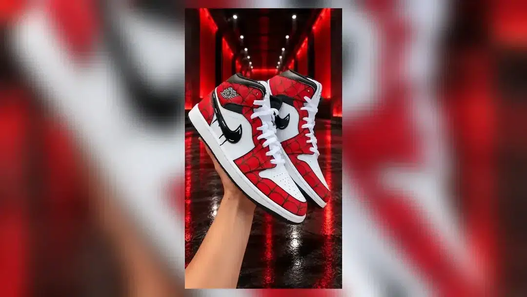 Red / White — Seasonal Drops · 07