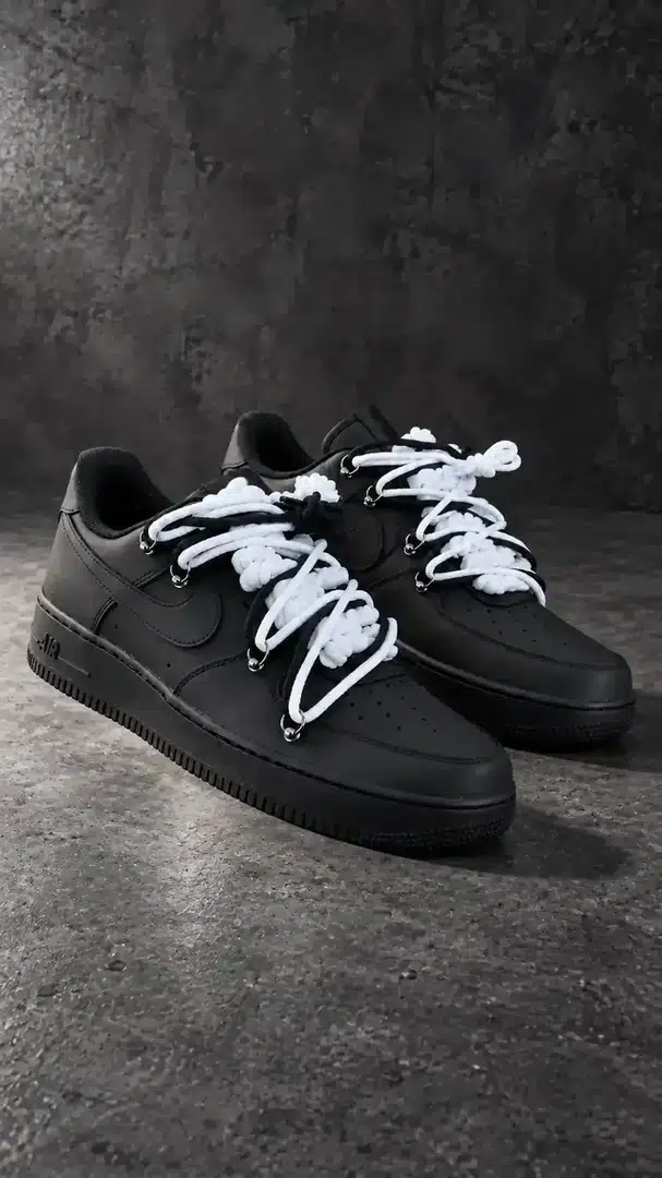 Black / White — Luxury · 19